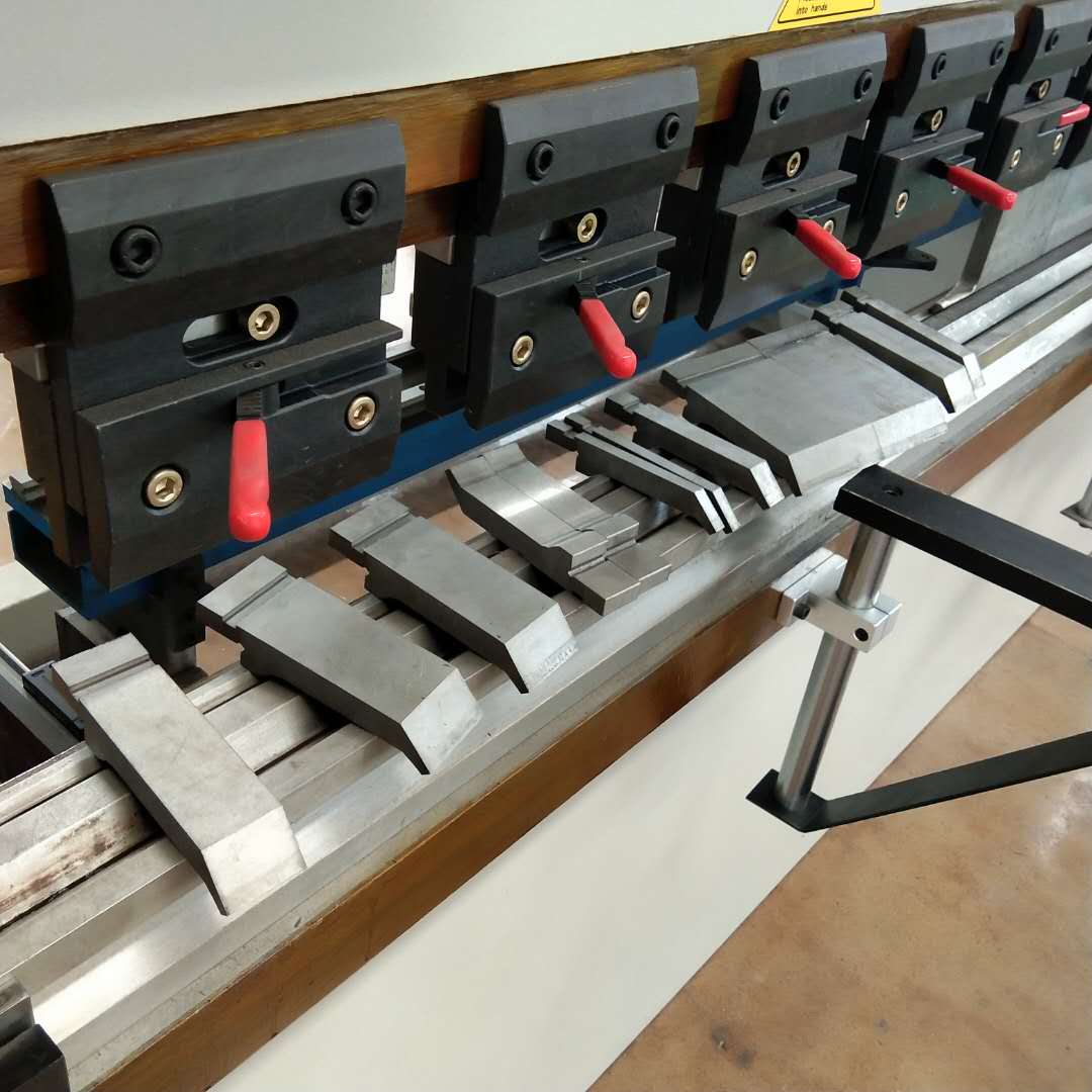 హైడ్రాలిక్ ప్రెస్ బ్రేక్ 130t/3200mm 4+1 యాక్సిస్ డెలెమ్ Da53t Cnc ప్రెస్ బ్రేక్